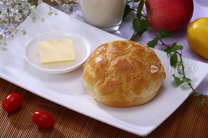 Pineapple Bun with butter on ice (鲜油菠萝包)